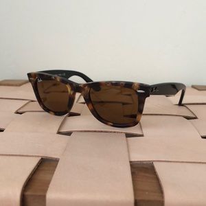 Ray-Ban Women’s Wayfarer Sunglasses w/case & cloth